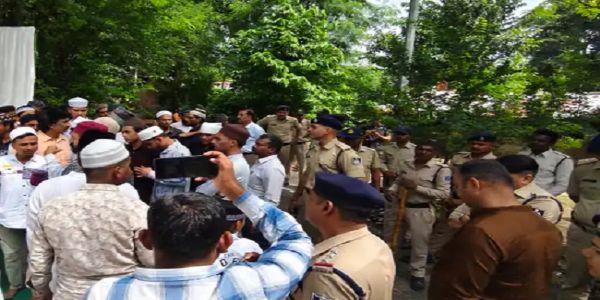 नमाज के दौरान दरी बिछाने से रोका