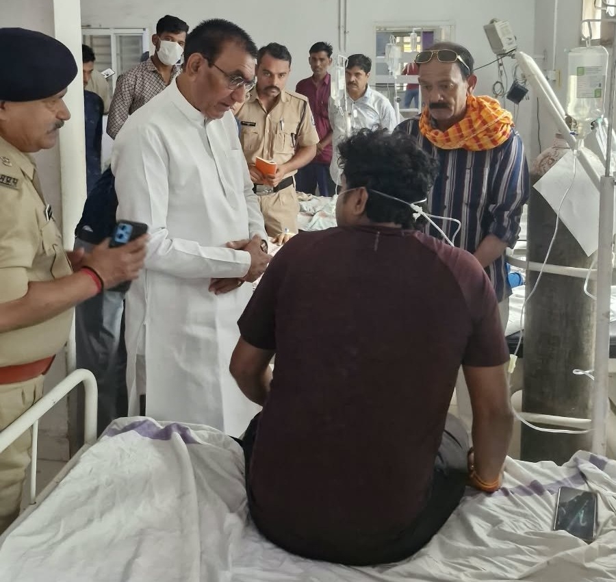 बस दुर्घटना में घायल हुए लोगों से मिले राज्यमंत्री नारायण सिंह पंवार