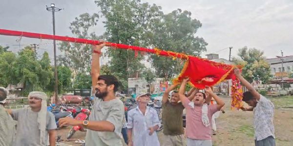 रक्षाबंधन पर श्री राम नाटक सभा ने किया ध्वजारोहण, रामलीला की तैयारियां शुरू