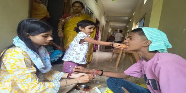 भागलपुर में हर्षोल्लास के साथ मना रक्षाबंधन, बहनों ने भाइयों की कलाई पर बांधी 