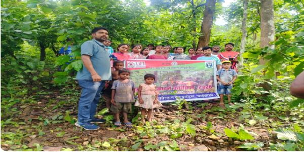 रक्षाबंधन पर ग्रामीणों ने पेड़ों को बांधी राखी, जंगलों की सुरक्षा का लिया संकल्प