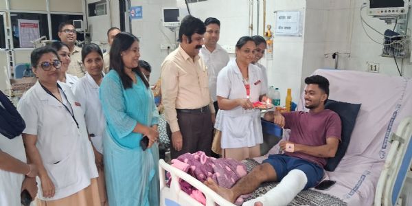 ठाणे सिविल अस्पताल में रुग्ण की कलाई पर रक्षा धागा बंधा तो भावुक हुआ स्टाफ