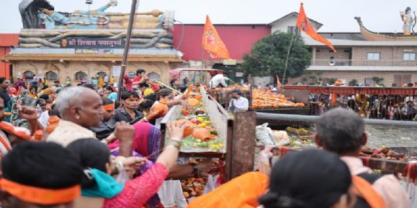 सीहोरः कुबेरेश्वरधाम पर उमड़ा आस्था का सैलाब, हजारों श्रद्धालुओं ने किया मंगल तिलक