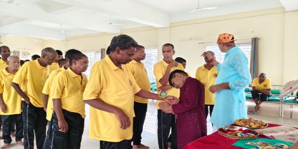 अपना घर आश्रम में दिव्यांग-निराश्रित प्रभुजनों संग मनाया रक्षाबंधन