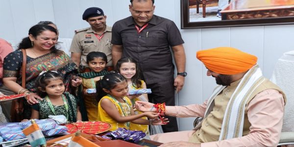 हरियाणा के मुख्यमंत्री  ने संत कबीर कुटीर पर मनाया रक्षाबंधन का पावन त्योहार