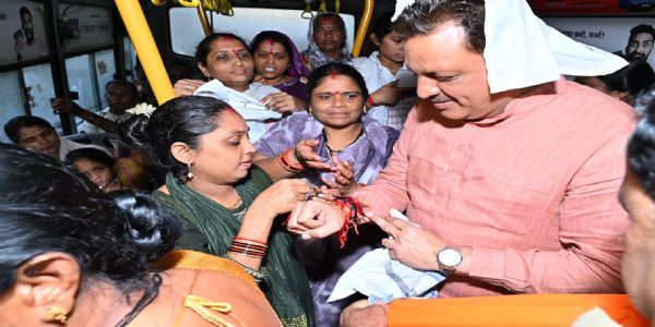 जबलपुरः महापौर ने की माताओं- बहनों के साथ मेट्रो बस में की यात्रा