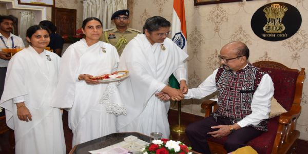 रक्षाबंधन पर स्नेह के रंग में रंगा लोक भवन, राज्यपाल रमेन डेका को बहनाें ने बांधी राखी