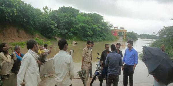 बारिश और बांधों के पानी से मौदहा के कई मार्ग जलमग्न, आवागमन रोका