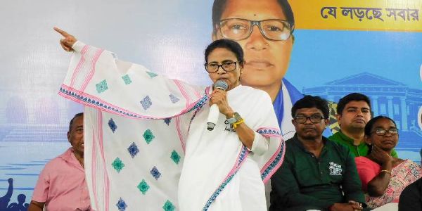 टीएमसीपी की सभा में ममता के पहुंचते ही मची अफरा-तफरी, खुद गाड़ियां पास कराती दिखीं तृणमूल सुप्रीमो