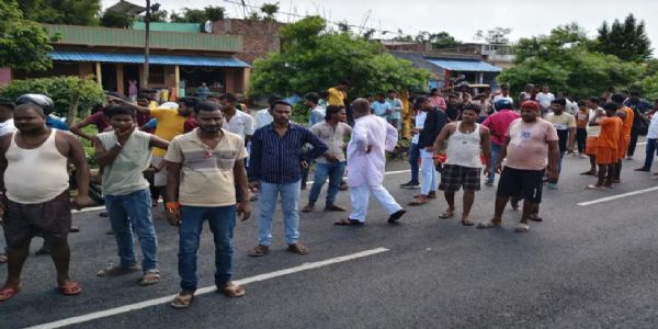 एनएच-27 पर तेज रफ्तार चारपहिया ने बाइक में मारी टक्कर, महिला की मौके पर मौत; तीन घायल