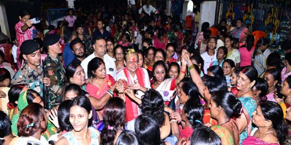 रक्षाबंधन पर स्वास्थ्य मंत्री इरफान अंसारी ने बहनों से बंधवाई राखी