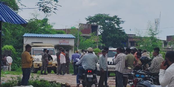 राखी बांधने मायके जा रही महिला की सड़क हादसे में मौत, पति गंभीर