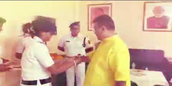 मुख्यमंत्री शुभेंदु ने महिला पुलिसकर्मियों से राखी बंधवाकर 