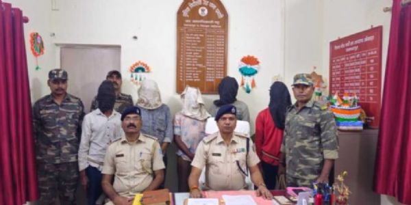 चक्रधरपुर : घर में चोरी का खुलासा, कुख्यात चोर दिलावर अली उर्फ लादेन समेत पांच आरोपित गिरफ्तार