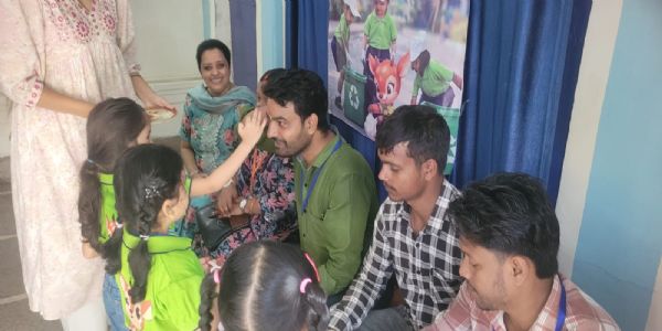 वाराणसी में बहनों ने भाई की कलाई पर बांधी नेह की डोर, माथे पर लगाया तिलक