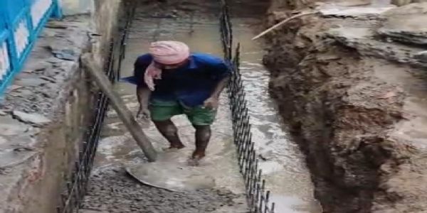 मानकों को ताक पर रख घुटने भर पानी में ढल रहा नाला, आक्रोशित लोगों ने काम कराया बंद