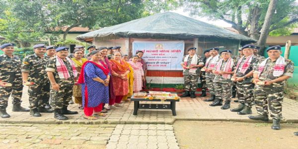 एसएसबी के जवानों ने स्थानीय महिलाओं से बंधवाई राखी, सामाजिक समरसता का दिया संदेश