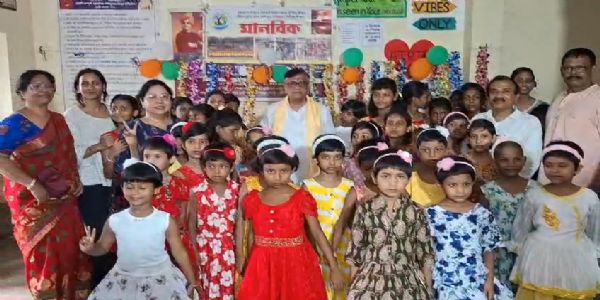 राखी के दिन वंचित बच्चियों के साथ समय बिताने पहुंचे मंत्री भास्कर भट्टाचार्य