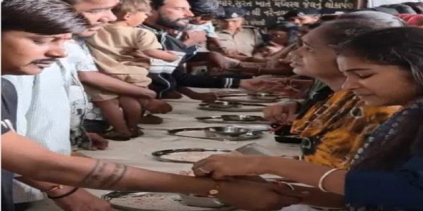 रक्षाबंधन पर जेल में भावुक पल: राखी बांधते ही रो पड़ीं बहनें