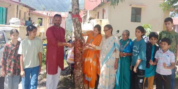 पेड़ों को रक्षा सूत्र बांधकर संरक्षण का संकल्प, चिपको नेता को दी श्रद्धांजलि