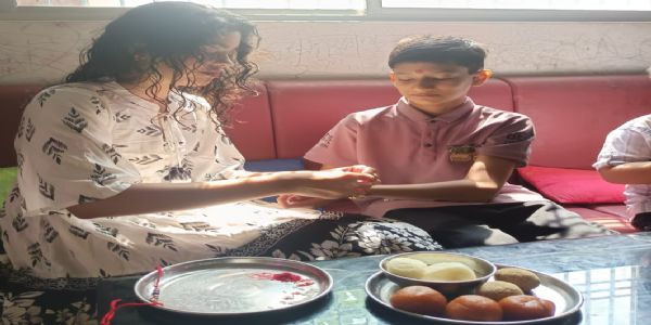 भाई की कलाई सजी बहनों के रक्षा सूत्र से,भाई ने बहन को उपहार के साथ दिया रक्षा का वचन