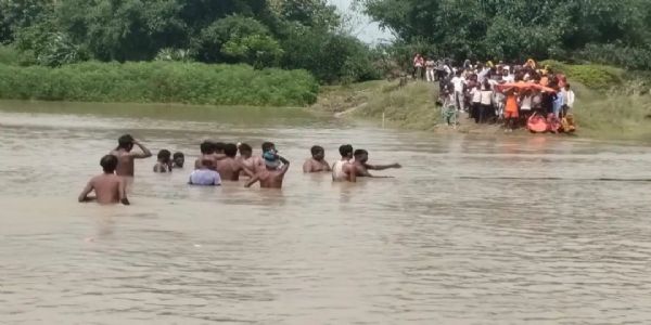 नहाने के दौरान तीन किशोरियां बहीं, एक का शव मिला, दो लापता