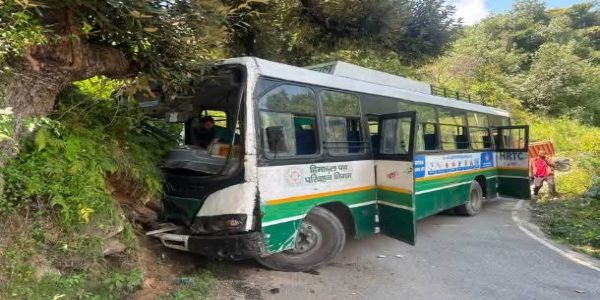 कुल्लू में एचआरटीसी बस के ब्रेक फेल, चालक की सूझबूझ से टला बड़ा हादसा, 46 यात्री घायल