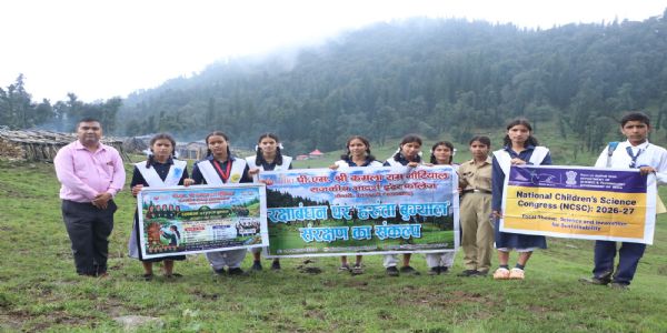 पेड़ो पर बांधे रक्षासूत्र बांध जलस्रोत व बुग्यालों के संरक्षण का संकल्प लिया
