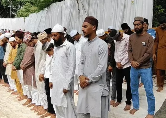भोजशाला के पीछे नमाज अदा करते मुस्लिम लोग