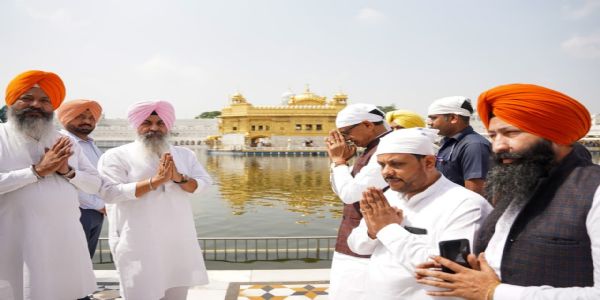 केंद्रीय कृषि मंत्री शिवराज चाैहान दरबार साहिब में माथा टेकते हुए