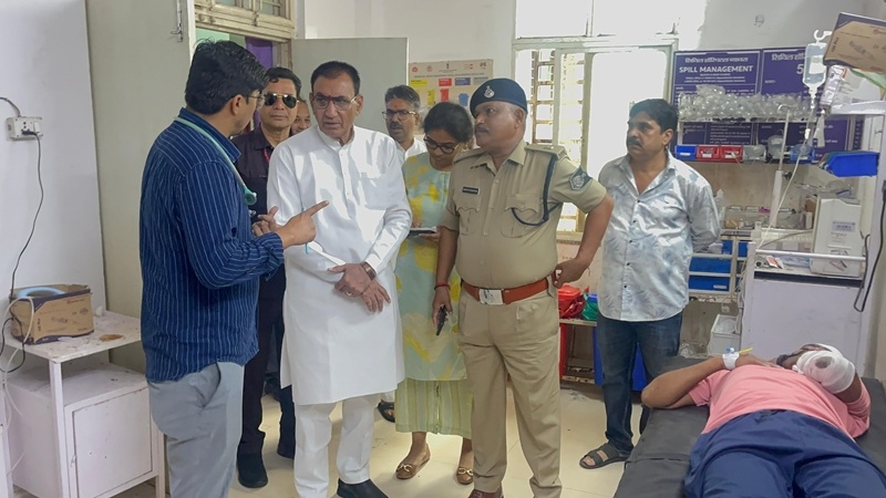 बस दुर्घटना में घायल हुए लोगों से मिले राज्यमंत्री नारायण सिंह पंवार