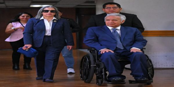 इक्वाडोर के पूर्व राष्ट्रपति लेनिन मोरेनो और पत्नी रोसियो गोंजालेज काेर्ट में जाते हुए इक्वाडोर के पूर्व राष्ट्रपति लेनिन मोरेनो और पत्नी रोसियो गोंजालेज काेर्ट में जाते हुए