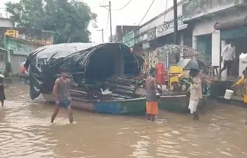 सड़कों पर नाव चलाने को मजबूर सड़कों पर नाव चलाने को मजबूर