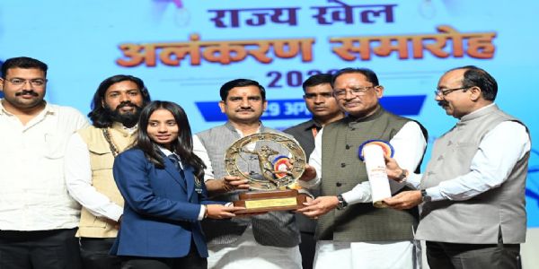 मुख्यमंत्री विष्णु देव साय खिलाड़ियों एवं प्रशिक्षकों को राज्य खेल अलंकरण प्रदान करते हुए मुख्यमंत्री विष्णु देव साय खिलाड़ियों एवं प्रशिक्षकों को राज्य खेल अलंकरण प्रदान करते हुए
