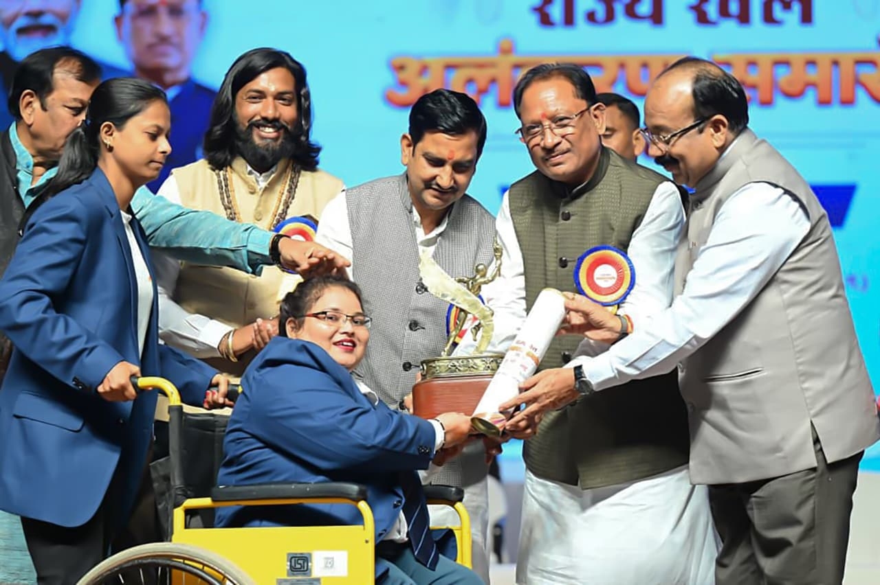 मुख्यमंत्री विष्णु देव साय खिलाड़ियों एवं प्रशिक्षकों को राज्य खेल अलंकरण प्रदान करते हुए मुख्यमंत्री विष्णु देव साय खिलाड़ियों एवं प्रशिक्षकों को राज्य खेल अलंकरण प्रदान करते हुए