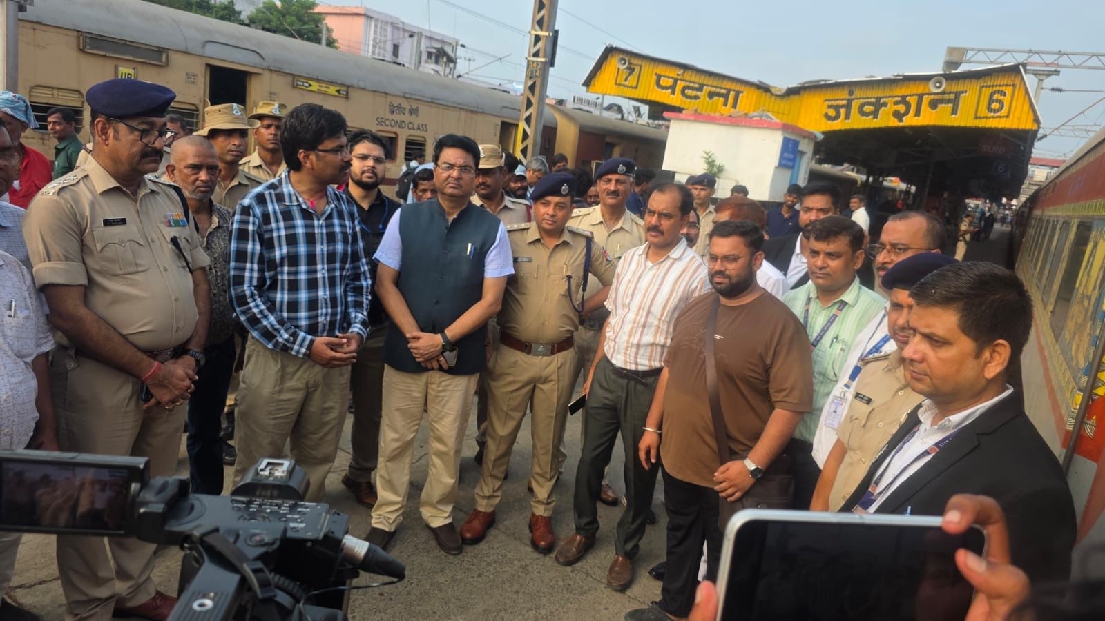 महाराष्ट्र के तीर्थयात्रियों का जत्था पटना जंक्शन पर रेलवे कोच में जाते हुए महाराष्ट्र के तीर्थयात्रियों का जत्था पटना जंक्शन पर रेलवे कोच में जाते हुए