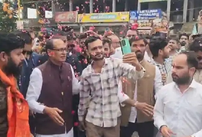 विदिशा पहुंचने पर भाजपा कार्यकर्ताओं ने किया शिवराज सिंह का स्वागत विदिशा पहुंचने पर भाजपा कार्यकर्ताओं ने किया शिवराज सिंह का स्वागत