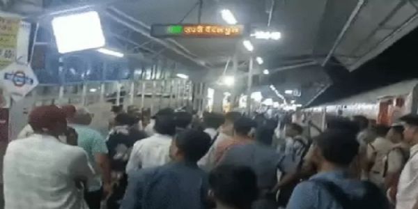 खंडवा स्टेशन पर रुकी ट्रेन खंडवा स्टेशन पर रुकी ट्रेन