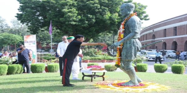 मेजर ध्यानचंद की प्रतिमा पर माल्यार्पण करते मनसुख मांडविया