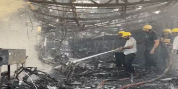 इलेक्ट्रिक वाहनों के दो शोरूम में भीषण आग, 40 वाहन जलकर खाक; ऑटो पार्ट्स शोरूम भी चपेट में