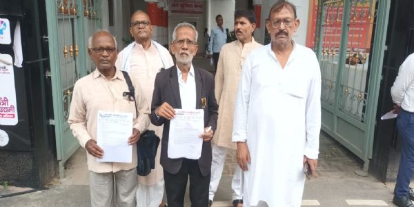 बामपंथी नेताओं ने जिलाधिकारी को ज्ञापन सौंपा, लगाया निजी दस्तावेज मांगने का आरोप