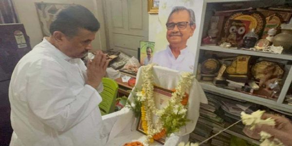 आशीष बनर्जी के परिवार से मिले मुख्यमंत्री शुभेंदु अधिकारी, कहा- टीआरडीए की जांच जारी रहेगी