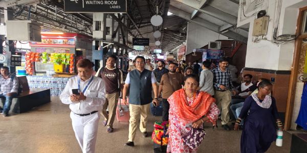नेपाल बाढ़ में फंसे महाराष्ट्र के 100 तीर्थयात्रियों को बिहार सरकार ने किया रेस्क्यू, ट्रेन से हुए रवाना