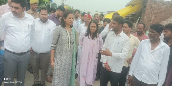 बाढ़ के पानी के बीच ट्रैक्टर पर सवार होकर गांव पहुंचीं जिलाधिकारी