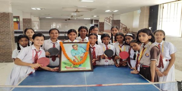 गुरु नानक पब्लिक स्कूल में मेजर ध्यानचंद की जयंती पर विशेष प्रार्थना सभा