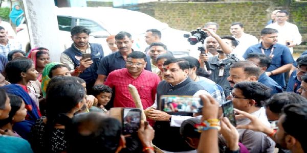 मप्रः मुख्यमंत्री ने कोरका बोन्दारी क्षेत्र में वाहन रुकवाकर बच्चों- महिलाओं से किया आत्मीय संवाद