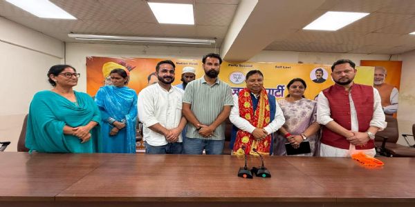 सत शर्मा को एम्स विजयपुर की गवर्निंग बॉडी का सदस्य चुने जाने पर भाजपा कठुआ ने किया सम्मानित