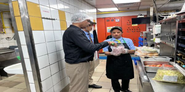 मैकडॉनल्ड्स में सड़े प्याज के इस्तेमाल पर लाइसेंस निलंबन की संस्तुति
