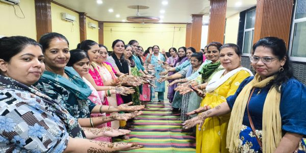 तीजड़ी पर्व के लिए सिंधी समाज की 200 महिलाओं ने सामूहिक रूप से रचाई मेहंदी