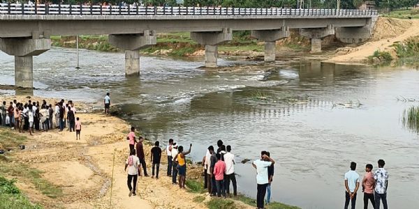 पलामू में बटाने नदी में डूबे तीन युवक, एक को बचाया गया, दो लापता